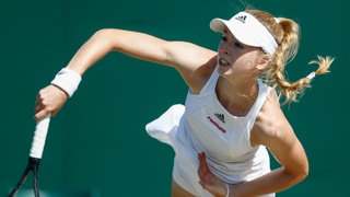 Giugadra da tennis sin ina plazza da tennis.