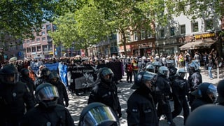La polizia da Hambug durant las demonstraziun. 