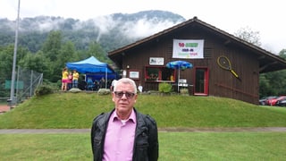 Serafin Rensch davant la chasa dal Club da tennis Trun.
