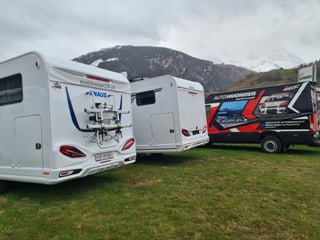 Ils caravans èn pronts tar la garascha Auto Huonder a Mustér. 