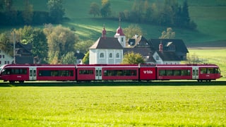 In tren da la BLS davant in pitschen vitg.