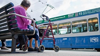 Dunna sesa cun rollatur tar staziun da tram da Turitg.