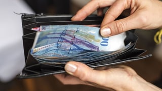 Purtret d'ina bancnota da 100 francs en ina bursa. 