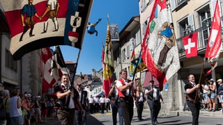 Retschavida da las bandieras en las vias d'Estavayer-le-Lac, ils 26 d'avust 2016.