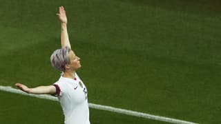 Purtret da Megan Rapinoe cun la bratscha en l'aria. Purtret da Megan Rapinoe cun la bratscha en l'aria.
