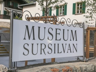 La tabla Museum Sursilvan avant l'entrada dal curtin. 