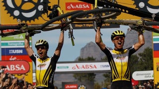 Nino Schurter e Matthias Stirnemann (dretg).