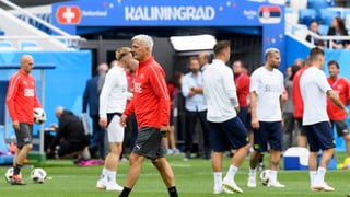 Vladimir Petkovic e ses giugaders tar in trenament a Kaliningrad.