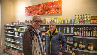 Walther Collenberg (manader dal Volg Vella) e Daniel Blumenthal (president ViVal Lumnezia) èn cuntents cun la nova butia.