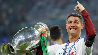 Ronaldo cun il pocal. Ronaldo cun il pocal.