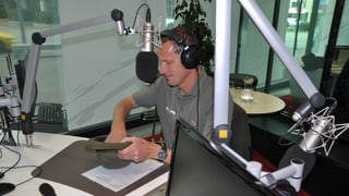 Il guardiaselvaschina Armando Janett en il studio dal Radio Rumantsch.