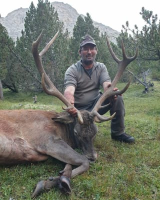 Elmar Fallet da Müstair cun in grond tschierv sajettà en la Val Mora en Val Müstair.