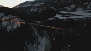 La punt colurada tranter Scuol e Vulpera, ord vista da la drona