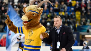 Marc Gianola cun il mascot Hitsch.