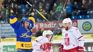 In giugader da hockey che giubilescha