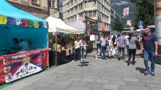 Ils stans a la via da la staziun a Cuira.