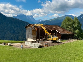 La stalla ha gì ina vista vers il Piz Forbesch en il Surses.