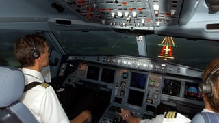Pilots en in cocpit d'in aviun. 
