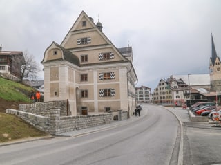 L'entrada dal vitg da Trun cun la Cuort lia Grischa e la chasa Carigiet.