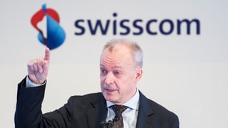 Il CEO da Swisscom Urs Schäppi avant il logo da Swisscom.