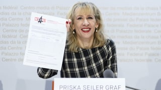 Priska Seiler Graf da la PS che tegna ad aut in cedel per rimnar suttascripziuns cunter ils aviuns da cumbat.