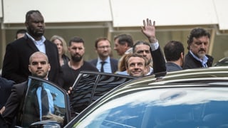 Emmanuel Macron suenter ina seduta cun "La Republique en Marche". Emmanuel Macron suenter ina seduta cun "La Republique en Marche".