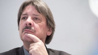 Paul Rechsteiner – politicher ed anteriur sindicalist – enconsucha bain il dretg da chauma e dretg da lavur. Paul Rechsteiner – politicher ed anteriur sindicalist – enconsucha bain il dretg da chauma e dretg da lavur.