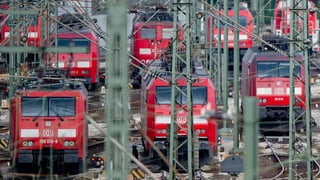 8 locomotivas cotschnas da la Deutscha Bahn davos las lingias d’electricitad.