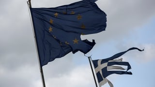 bandiera da l'Ue e la grezia ch'èn ruttas
