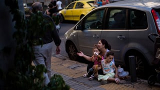 Mamma cun dus uffants batlegia sin ina via. 