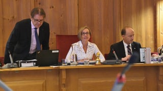Anita Mazzetta sesa en la sutga gronda cotschna da la sala dal cussegl commual da Cuira a sia ultima seduta