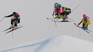 Quatter skiunz durant la cursa dal skicross.