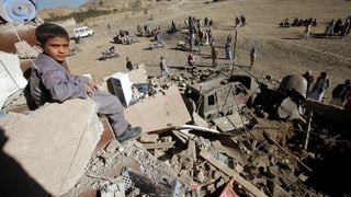 In mattet sesasin las ruinas d'ina chasa destruida a Sanaa, Jemen.