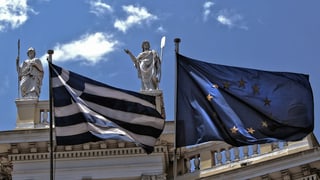 bandiera da la grezia e da l'uniun europeica sut statuas da deus grecs