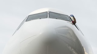 aviun cun persuna che schubregia la fanestra aviun cun persuna che schubregia la fanestra