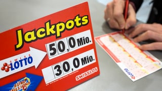 Ina persuna gioga lotto. 