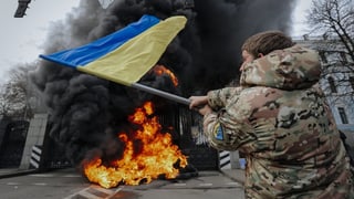 In um cun ina bandiera ucranaisa avant in fieu. 