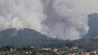 Fim e flommas en il lontan. In vitg davant il grond guaud che arda. Fim e flommas en il lontan. In vitg davant il grond guaud che arda.