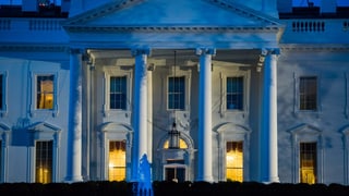 la chas'alva a Washington, saira, ils quatter pilasters èn illuminads