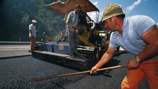 Um che construescha via.