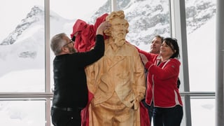 La figura da lain da l'artist Giovanni Segantini vegn inaugurada.
