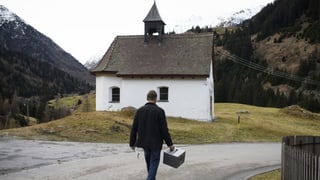 Cun l'urna en viadi tras vitgs Grischuns - oz fa ella puspè la runda. 
