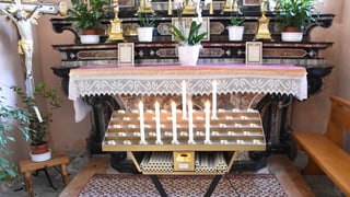 altar cun cassa da collecta tar las chandailas