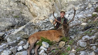 Curdin Andry cun il tschierv da 137kg, sajettà la saira dals 21 da settember.