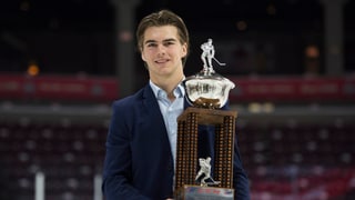 Nico Hischier, emprim tar il NHL-Draft. Nico Hischier, emprim tar il NHL-Draft.