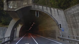 En il tunnel da Solis ha in camiun donnegià l'illuminaziun. La via è serrada. 