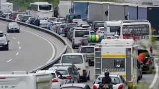 In'autostrada cun bler traffic en ina direcziun.