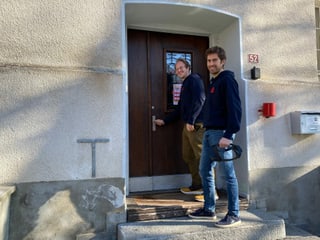 Dus giuvens entran en la chasa. 