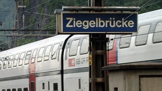 In tren sin la staziun da Ziegelbrücke. 