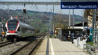 Tren da la S1 en la staziun da Sempach-Neuenkirch. 